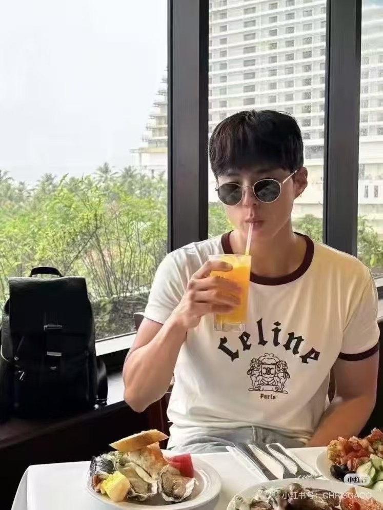 CELINE 셀린느 남여 반팔 530250311